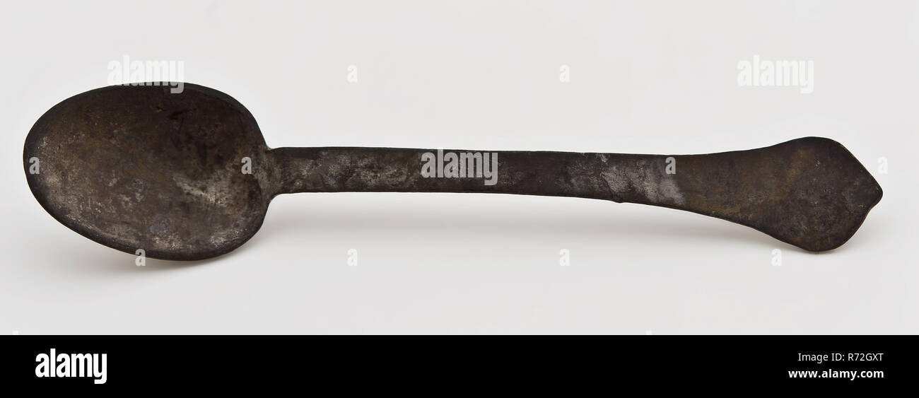 Hendrick van Duyveland, avec une cuillère et bol ovale poignée plate avec cordon fin en forme de petite taille, des couverts, une cuillère d'étain, métal sol trouver bol ovale en fonte de la queue du rat court manche droit avec une accolade. tige marquée sur le dessous de la tige côté inverse de stipe frappé marque représentant winged figure avec l'épée dans un ovale pourquoi le texte ... DRICK VAN ... archéologie manger Rotterdam Sol Chemins de découverte : tunnel ferroviaire Rotterdam. Banque D'Images
