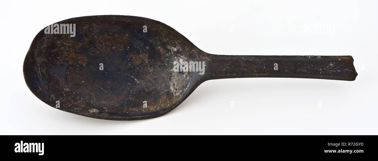 Avec une cuillère et bol ovale allongé, poignée hexagonale, coutellerie cuillère métal trouver des sols, fonte ovale allongée fort hexagonal de la queue du rat tunnel ferroviaire Rotterdam archéologie manette sol alimentaire découverte : tunnel ferroviaire Rotterdam. Banque D'Images