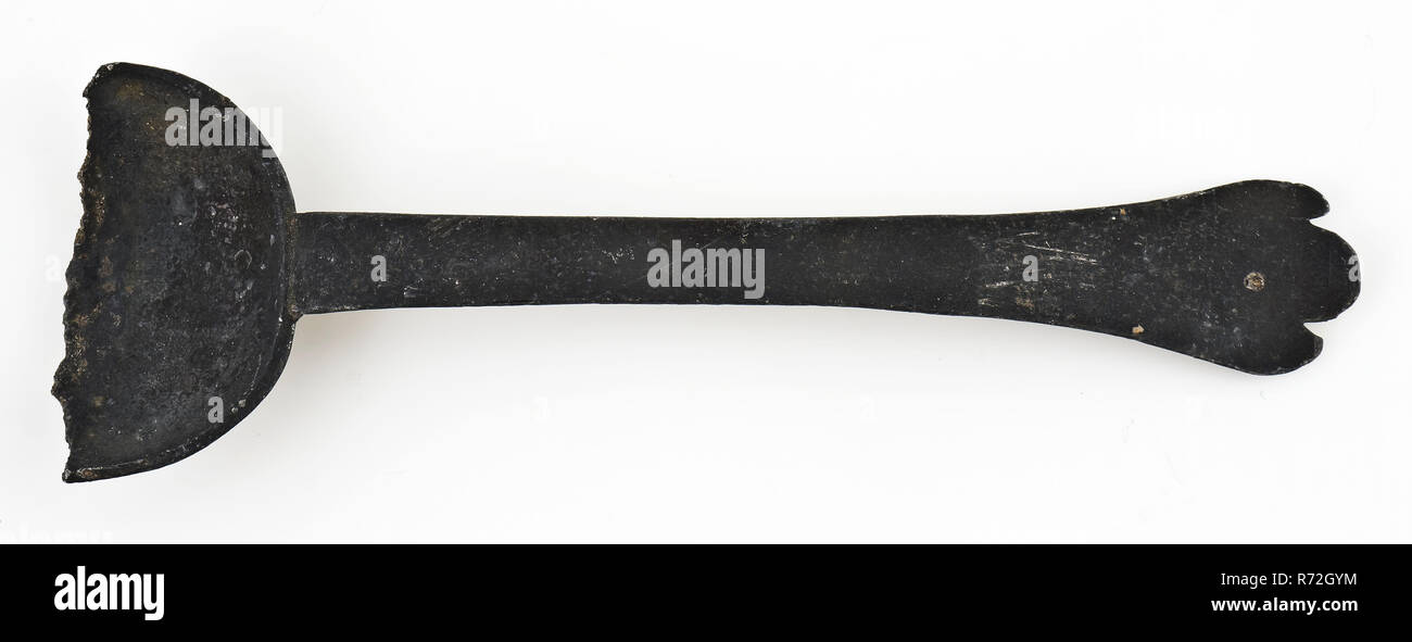 Avec une cuillère et bol ovale avec poignée plate pied la biche, sol couverts cuillère métal moulé, trouver une partie de l'arrachée queue de rat et la louange télévision à poignée avec pied de biche. Marque d'étain à l'arrière de la poignée arrière de la manette : cercle couronné avec trois étoiles de la couronne et archéologie V tunnel ferroviaire Rotterdam Sol alimentaire découverte : tunnel ferroviaire Rotterdam. Banque D'Images