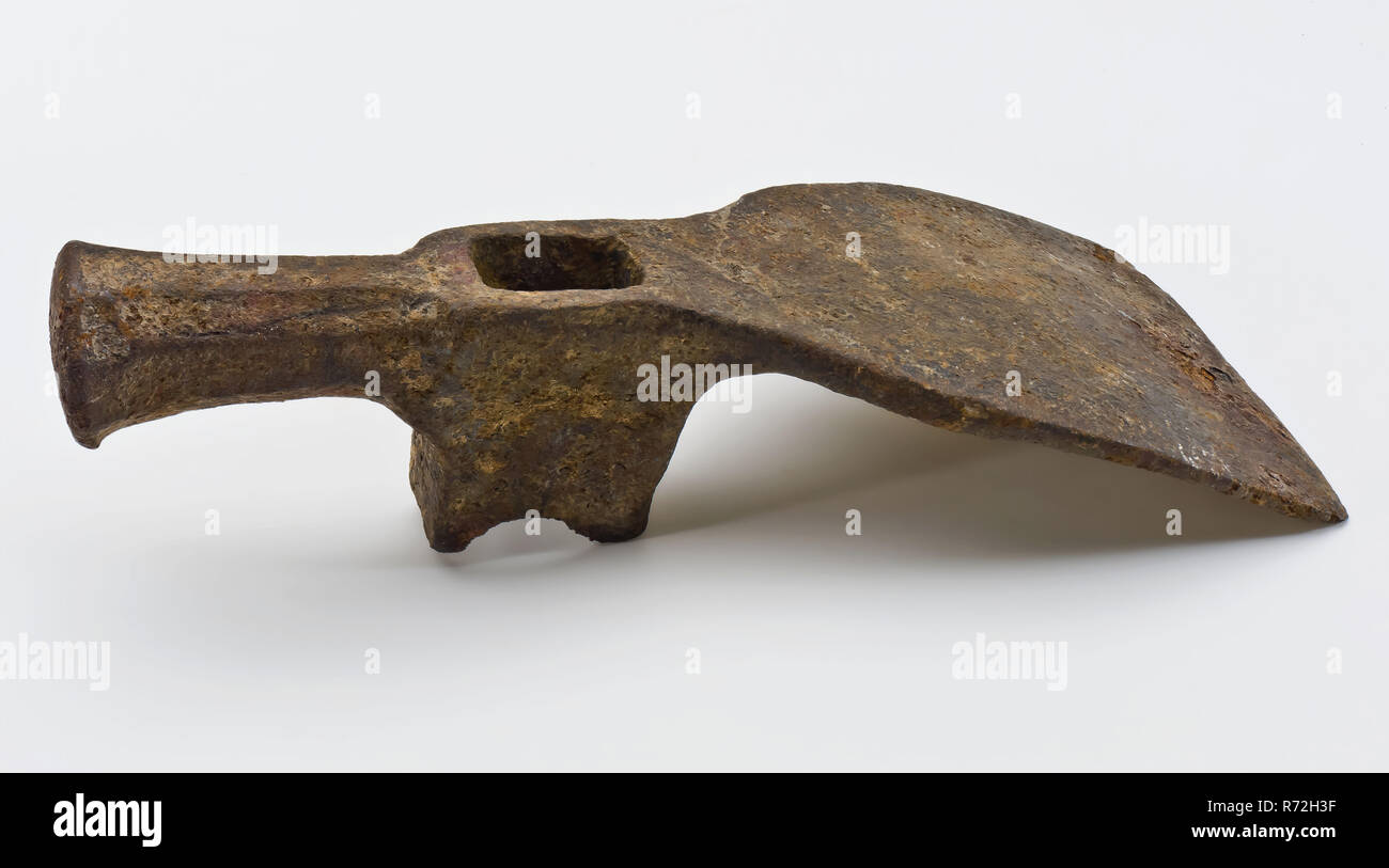 Menuisier à l'attelage avec l'attelage sur un côté et un marteau de l'autre côté, charpentier de l'outil d'attelage attelage trouver sol metal fer forgé, large d'attelage, légèrement courbé en haut. Marteau en saillie avec tête de section octogonale. Pour tube mince pédoncule siège marqué au fond de la couche leaf face inférieure de la feuille : T en cartouche circulaire tunnel ferroviaire Rotterdam Archéologie Artisanat travail du bois de construction navale charpentier : découverte du sol du tunnel ferroviaire Rotterdam. Banque D'Images