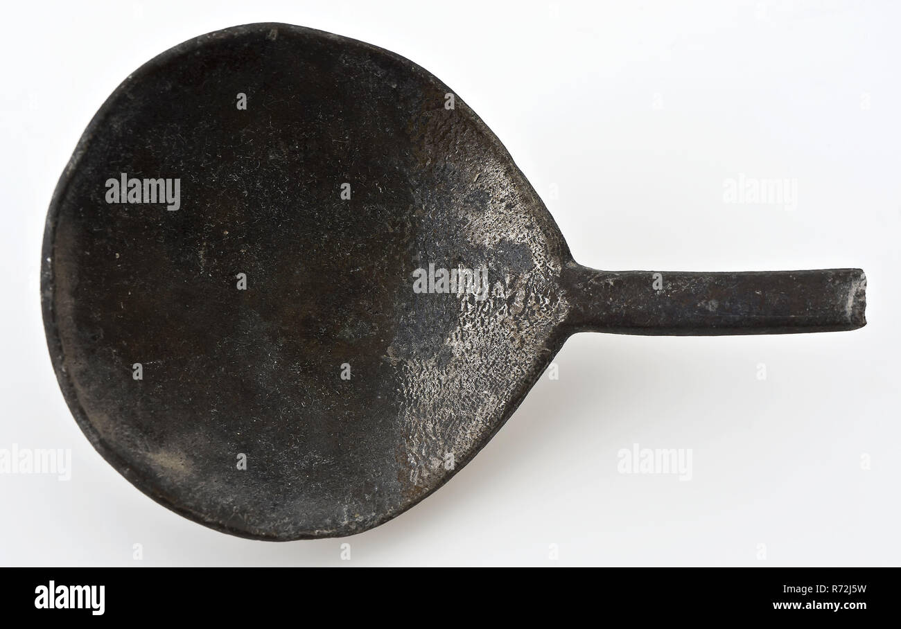 Avec une cuillère en forme de figue et de conteneurs avec tige de section rectangulaire, coutellerie cuillère trouver du sol, métal moulé en fonte très courte queue de rat bol poignée droite bac frontal très flous brisé mark archéologie chemins Rotterdam Sol alimentaire découverte : tunnel ferroviaire trajectoire Rotterdam. Banque D'Images