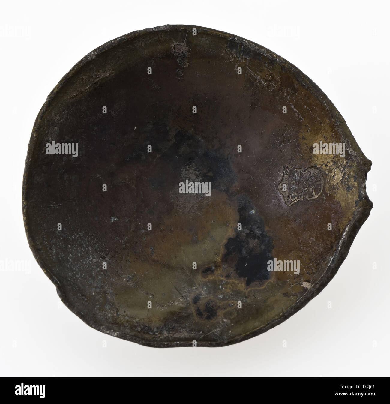 Jan van Leeuwen, fig-conteneur comme d'une cuillère, la tige est cassée, coutellerie cuillère métal cuivre trouver du sol, en fonte bol moulée de queue de rat court/bin brisé : couronné avec rose dans la couronne IVL archéologie tunnel ferroviaire Rotterdam Sol alimentaire découverte : tunnel ferroviaire trajectoire Rotterdam. Banque D'Images