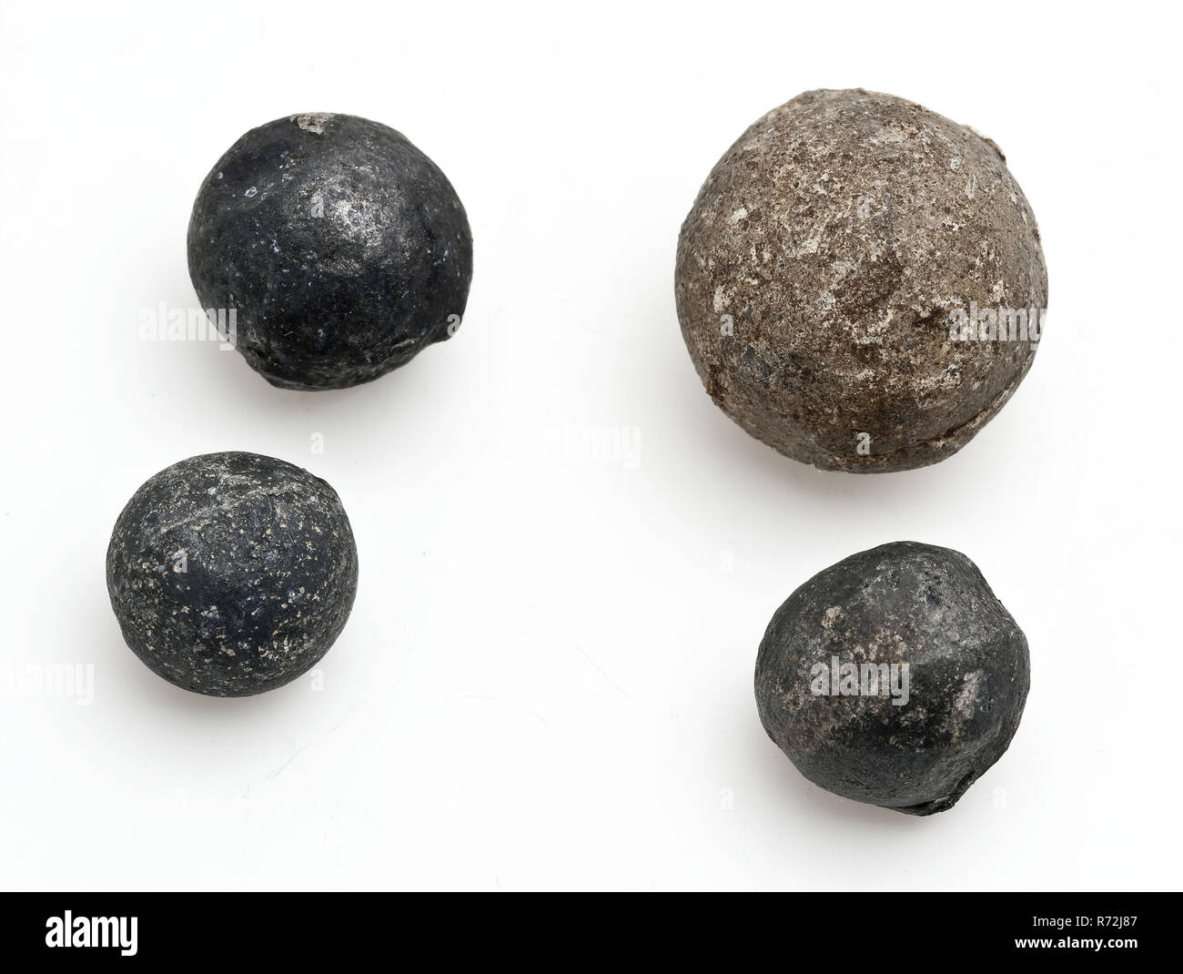 Quatre balles de plomb de différentes tailles, des munitions balle plomb métal découverte de sol plus importante, avec quatre balles gris métallique solide de taille différente d'archéologie tunnel ferroviaire Rotterdam armés de la milice de chasse tir militaria découverte du sol : trajectoire rail tunnel Rotterdam. Banque D'Images