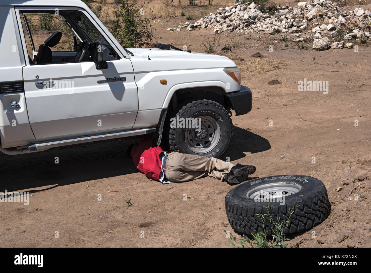 L'on change la face avant des pneus cassés Banque D'Images