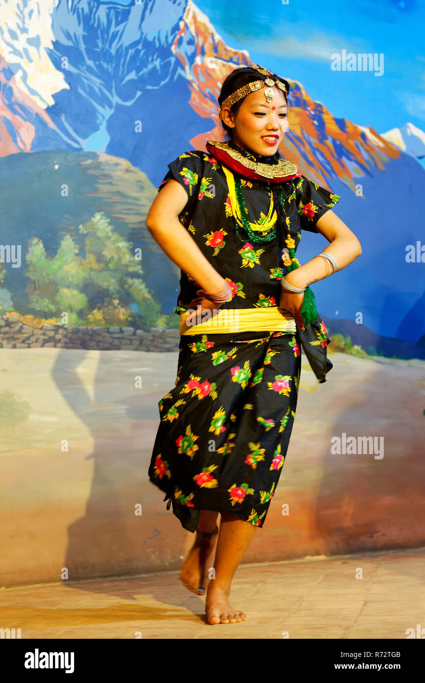 Danse Traditionnelle tibétaine effectuée par un groupe folklorique, Katmandou, Népal Banque D'Images