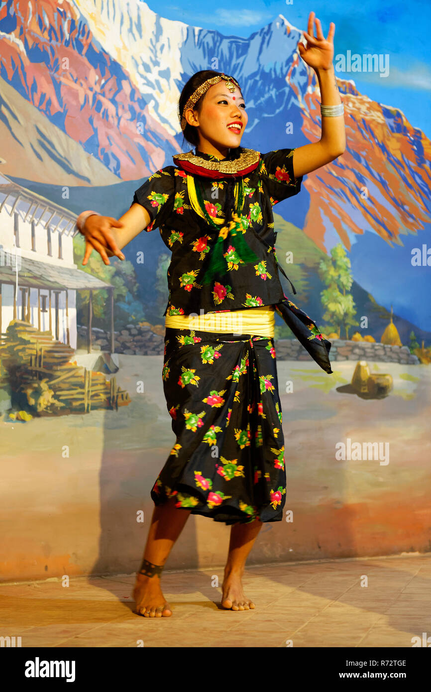 Danse Traditionnelle tibétaine effectuée par un groupe folklorique, Katmandou, Népal Banque D'Images