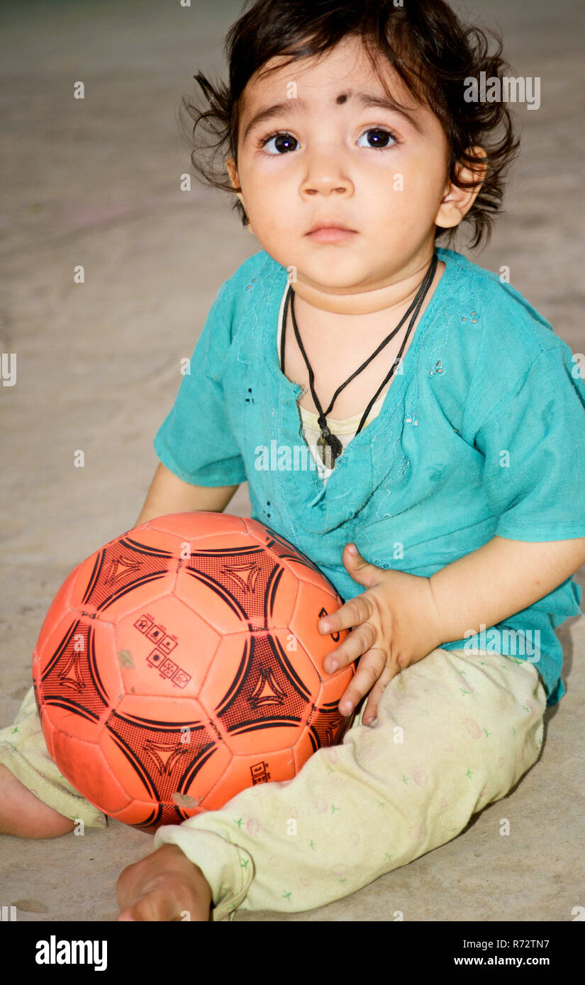 Cute Little Indian enfant jouant Banque D'Images