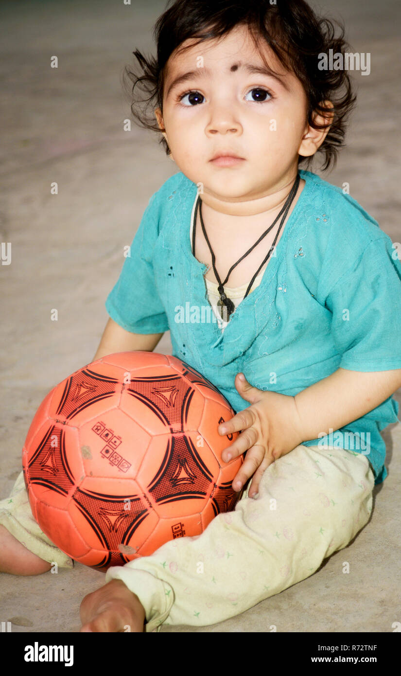 Cute Little Indian enfant jouant Banque D'Images