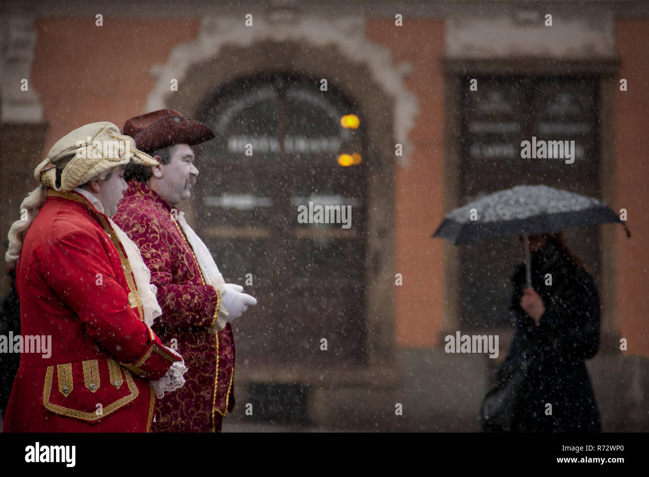 PRAGUE, RÉPUBLIQUE TCHÈQUE - 19 février 2013 : pas de personnages costumés représentant les traditions à la place de la Vieille Ville Banque D'Images