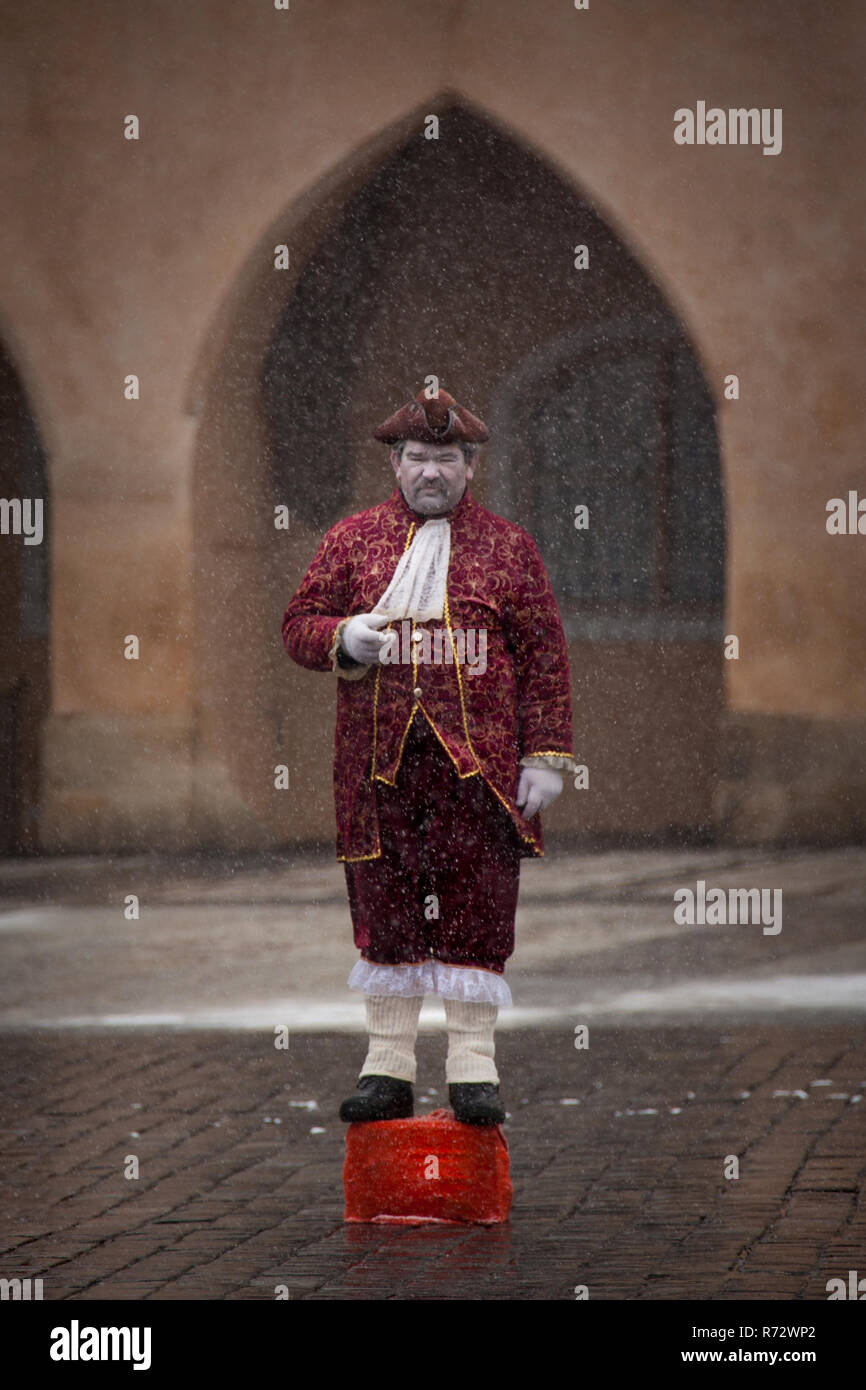 PRAGUE, RÉPUBLIQUE TCHÈQUE - 19 février 2013 : pas de personnages costumés représentant les traditions à la place de la Vieille Ville Banque D'Images