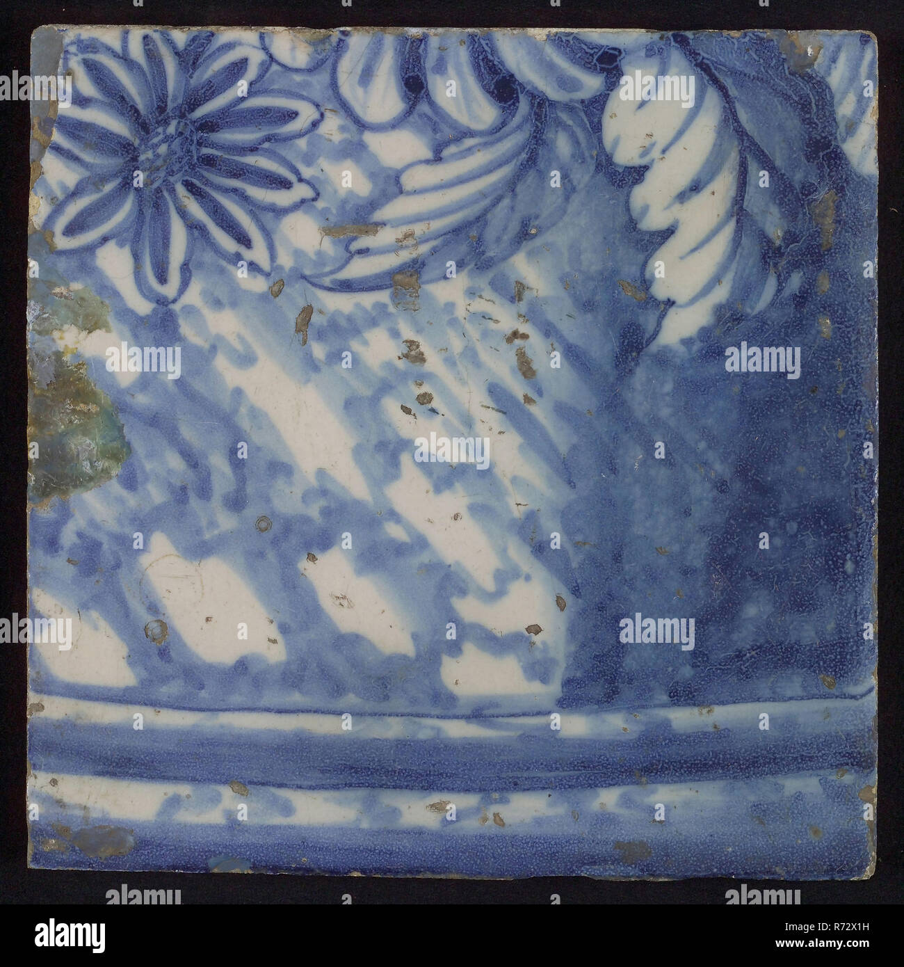 Bleu avec des fleurs, des feuilles et de la surface de carreaux en marbre, photo avec la céramique, émail poterie fragment d 0,8 Banque D'Images