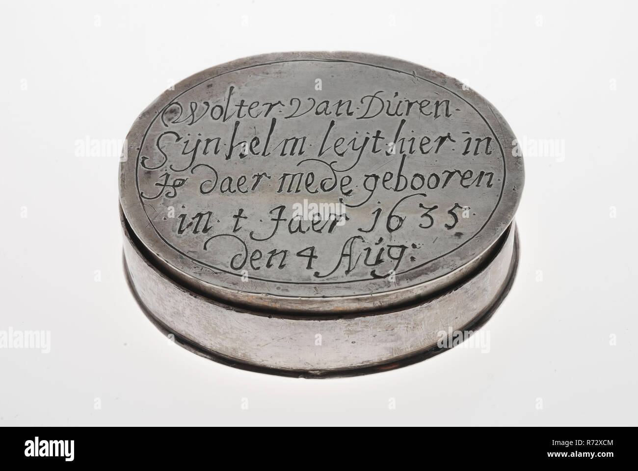 Casque d'argent ovale fort avec l'inscription Wolter van Duren, son casque est dans ici, est là avec lui, en t jaer 1635 den 4 aug, titulaire de l'argent, en molleton corps ovale gravé scié, avec couvercle plat, contenant : fibrillation auriculaire (C) Wolter van Duren's helmet est ici en est fellow de la DREM né en t jaer 1635 den 4 aug (couvercle) gravure naissance superstition Banque D'Images