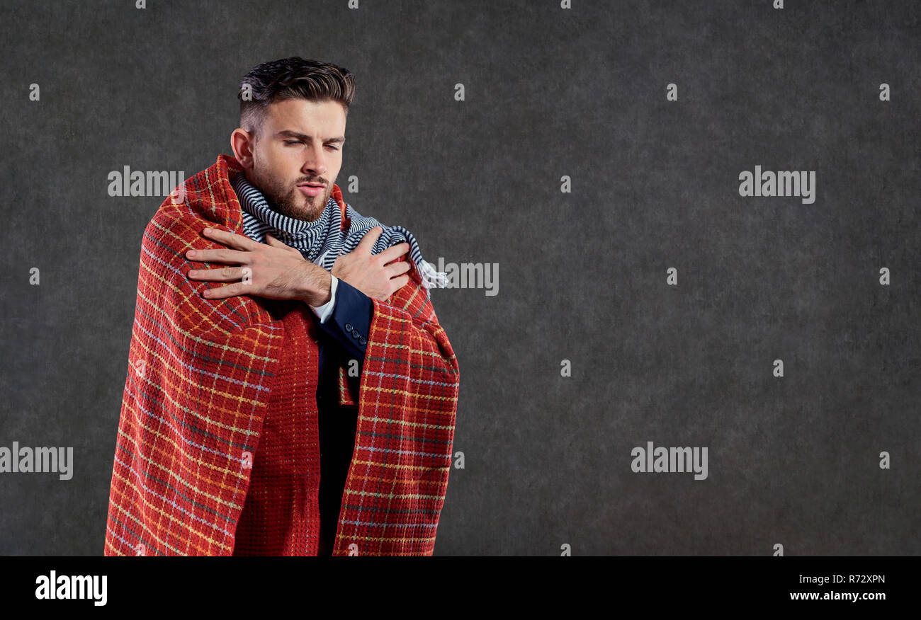 Un homme malade dans une couverture. Banque D'Images