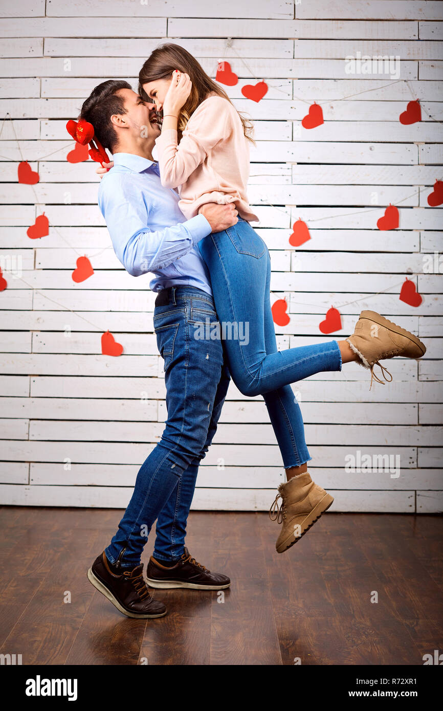 Jeune couple heureux avec coeur en mains onbackground Banque D'Images