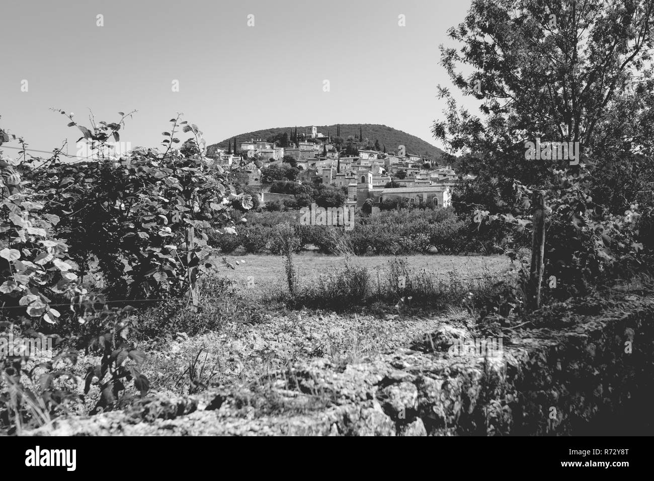 Mirmande est situé entre Valence et Montélimar juste à côté de la 'Route du Soleil'. Le village de la Drôme est un excellent exemple de terrasse co Banque D'Images