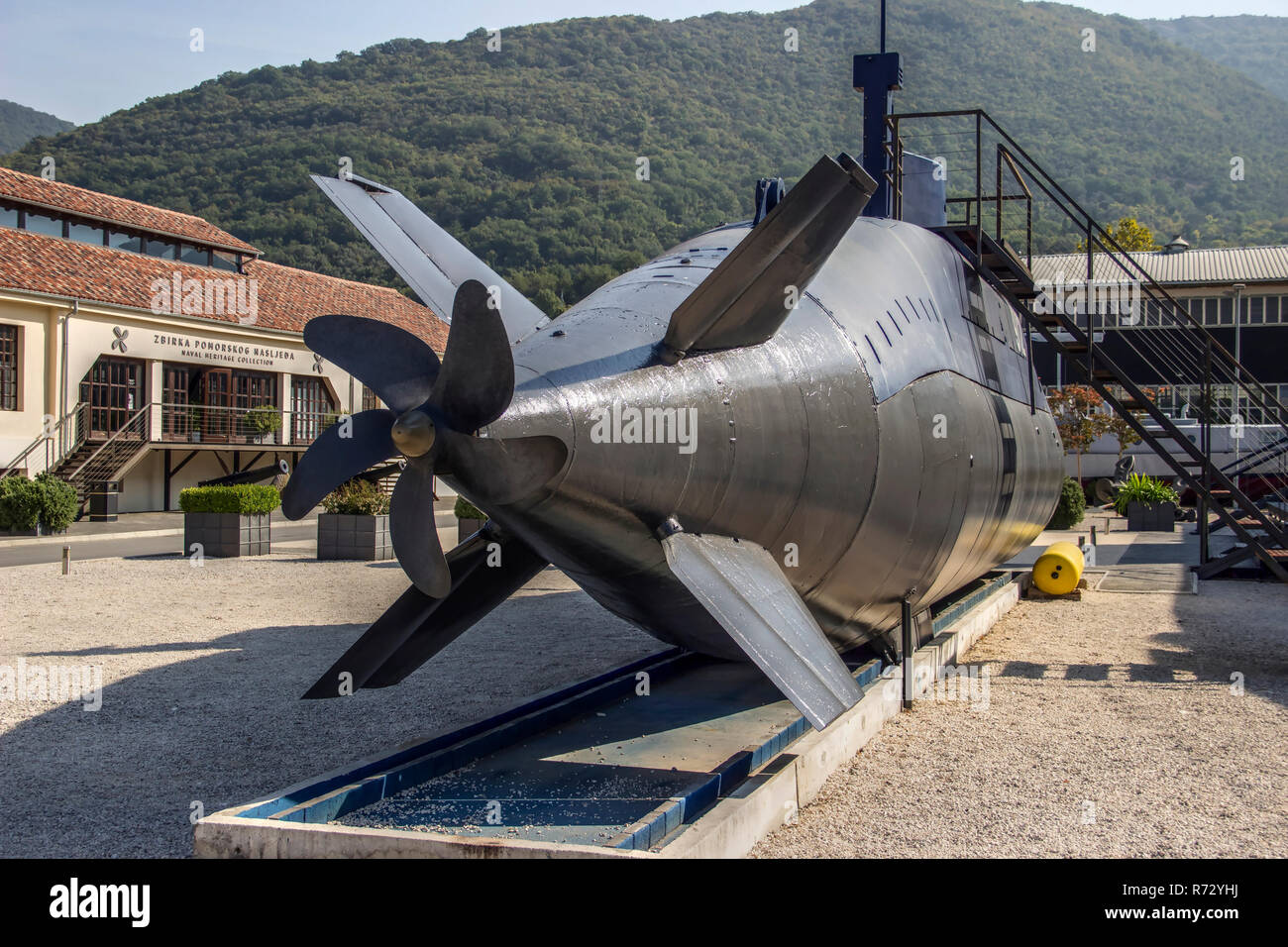 Tivat, Monténégro, septembre 2018 - sous-marin à la retraite de la marine yougoslave apparaît en regard de la Naval Heritage Museum Banque D'Images