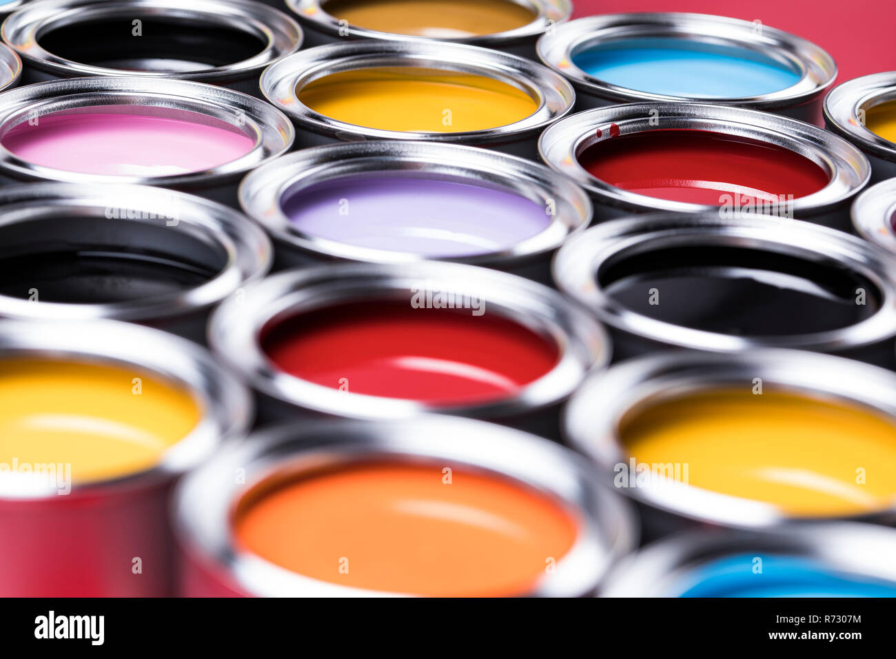 Arrière-plan de bidons de peinture multi couleur Photo Stock - Alamy