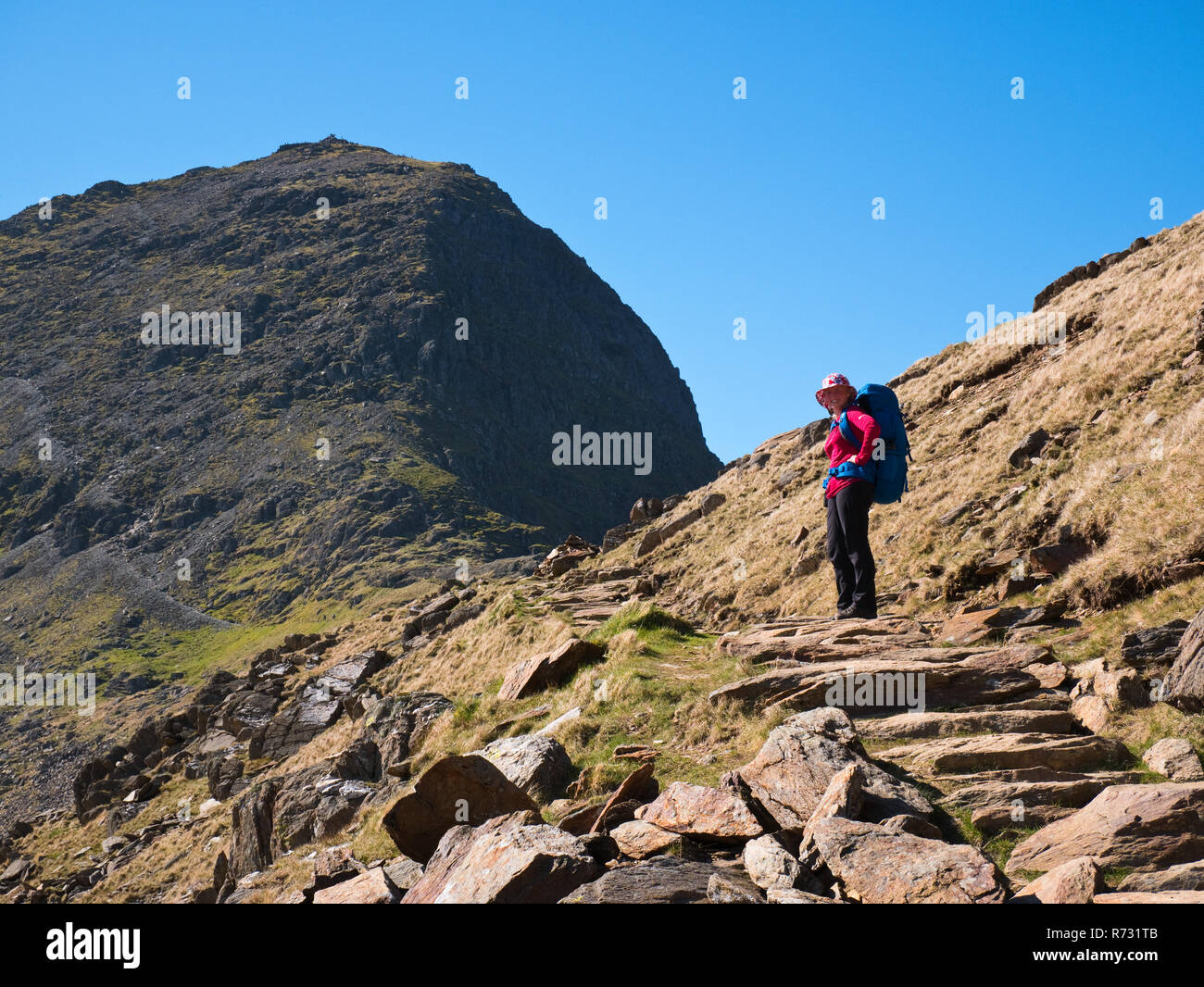 Une femme y Bwlch backpacker dans l'Saethau sur Snowdon Watkin Path. Le sommet du Snowdon, Yr Wyddfa, tours ci-dessus Banque D'Images