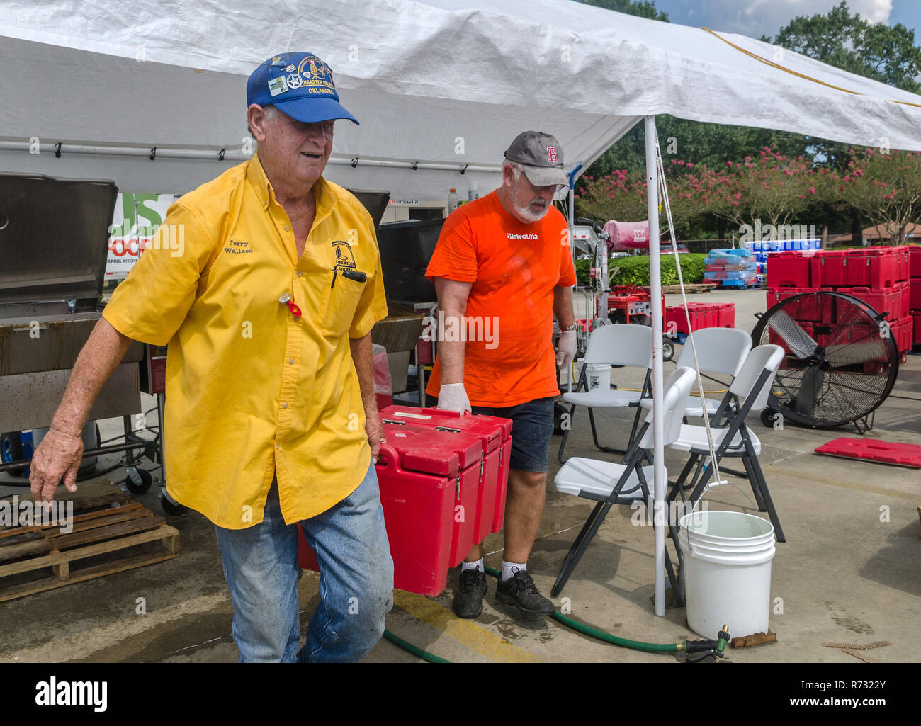 L'équipe de secours des Baptistes du Sud membres portent une caisse de transport, nourriture Cambro 23 août 2016, à Baton Rouge, Louisiane. Banque D'Images