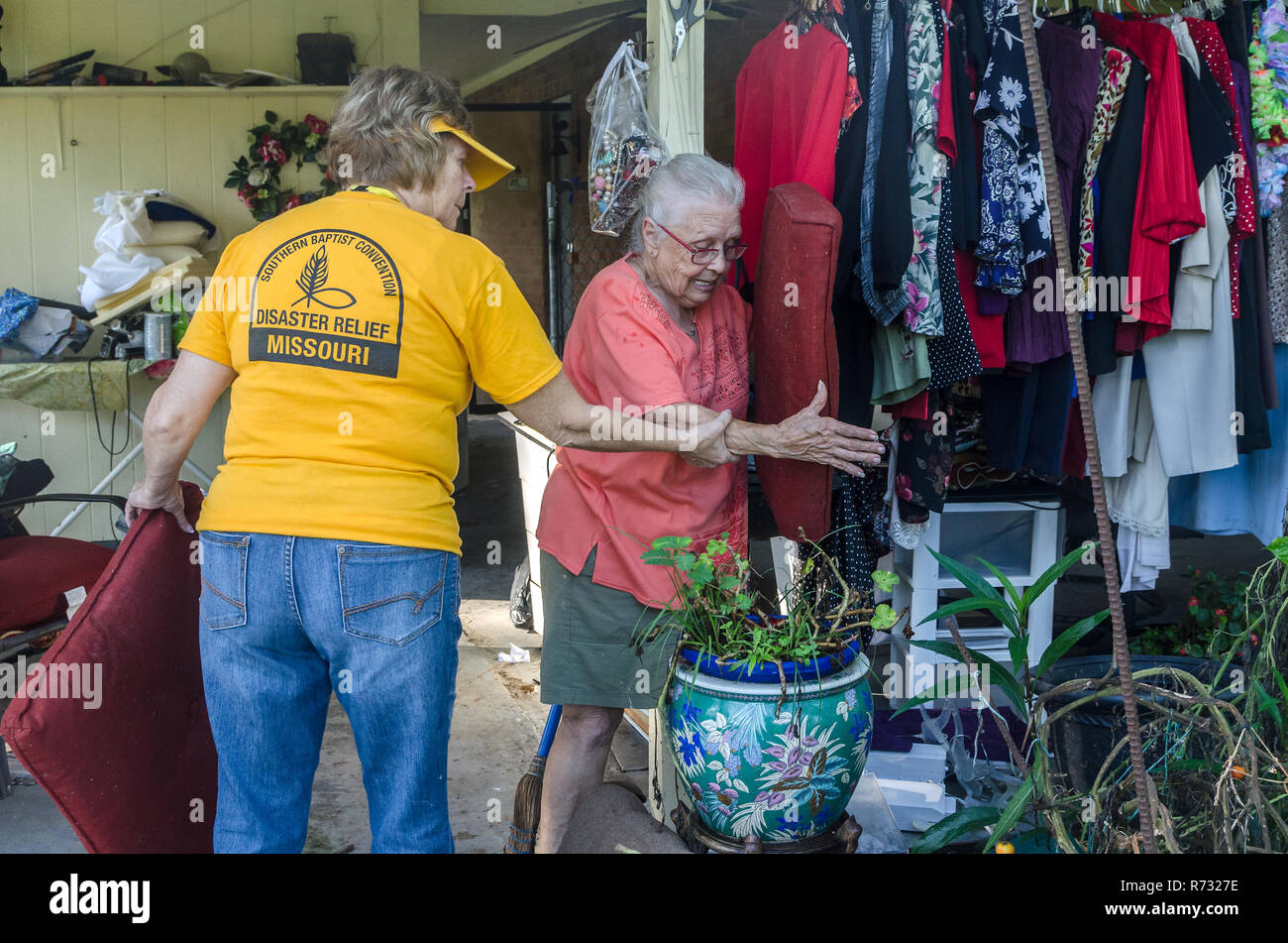 Un travailleur de secours des Baptistes du Sud aide une personne âgée victime d'inondation après une inondation à Baton Rouge, Louisiane. Banque D'Images