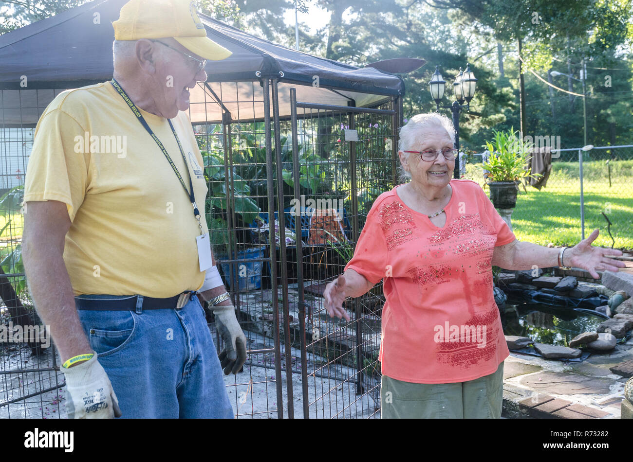 Un propriétaire d'une discussion avec un bénévole pour les secours après l'inondation à son domicile, le 22 août 2016, à Baton Rouge, Louisiane. Banque D'Images