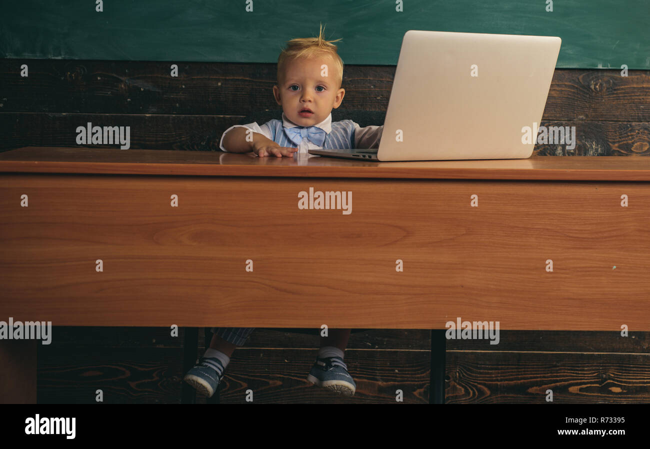 Adorable bambin apprendre l'informatique à l'école de classe. Test de connaissances. Savoir comment Banque D'Images