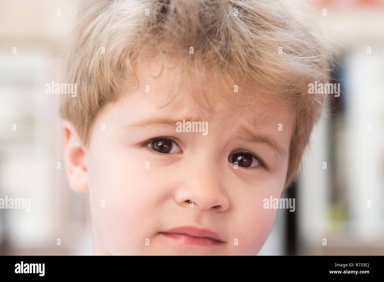 Son Triste Petit Enfant Avec Coupe Elegante Petit Enfant Avec Coupe Courte Petit Garcon Aux Cheveux Blonds Des Cheveux En Bonne Sante Conseils Pour Les Enfants Produits De Soins Capillaires La Beaute