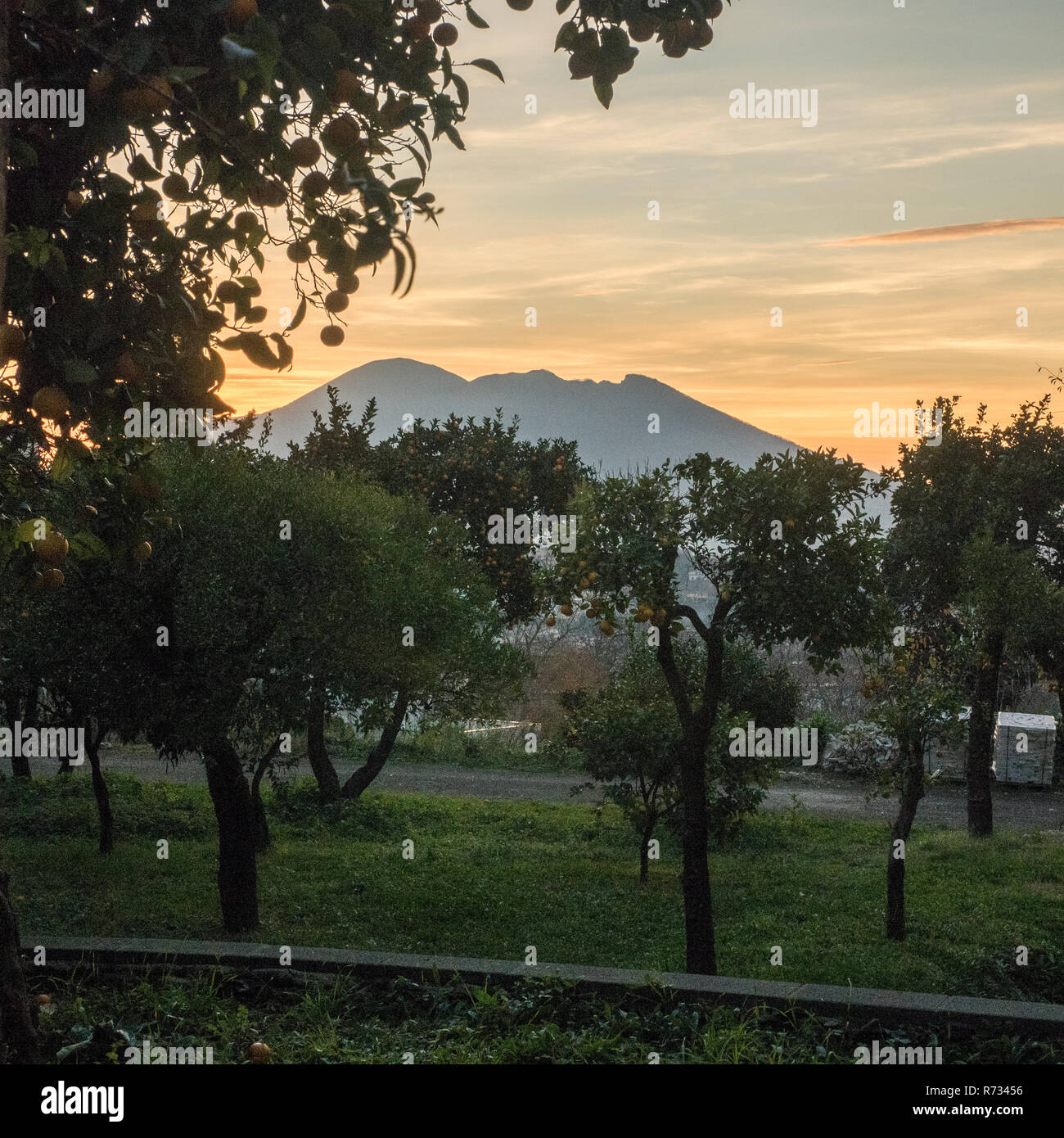 Coucher du soleil sur le Mont Vésuve depuis la ville de Domicella, Avellino province, région de Campanie, Italie Banque D'Images