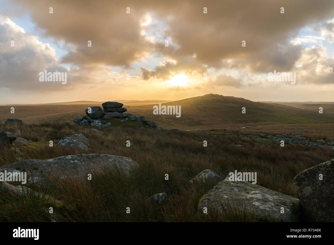 Lever de soleil sur la lande de Bodmin après une tempête de pluie, Cornwall, UK Banque D'Images