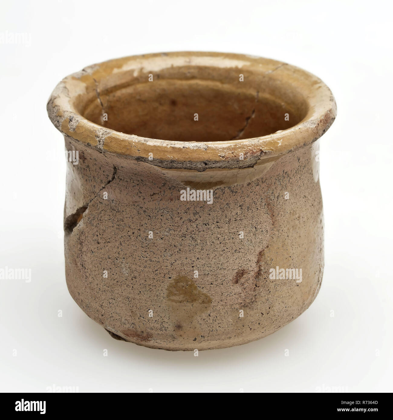 Pot d'onguent de poterie, l'Écharde de gris, modèle sur pied conique étroit avec un bord supérieur, pommade pot pot en faïence céramique trouver sol porte-plomb glaze glaçure, à la main, émaillés au four est élevée, la forme conique avec bord arrondi vers l'extérieur. A l'intérieur, l'extérieur est peu glacé. L'Écharde de gris. Surface de stand avec cut-off track arches rotatif à l'intérieur Valckensteyn archéologie Poortugaal Albrandswaard autochtones de soins de santé médicaments soins onguent poterie pharmacie médecine sol découverte : château d'emballage dans Valckensteyn maintenant Poortugaal Albrandswaard 1961-1962. Banque D'Images