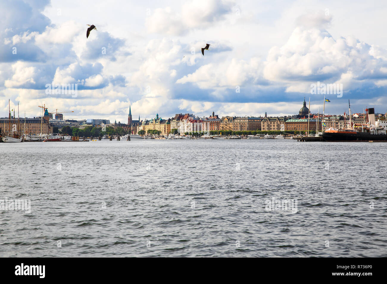 La vieille ville de Stockholm avec des bateaux, vue à partir de la mer. Banque D'Images