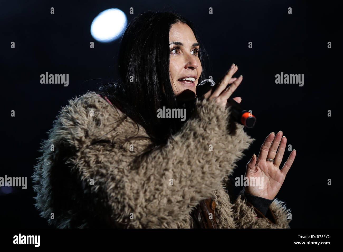 CALABASAS, LOS ANGELES, CA, USA - Décembre 02 : L'actrice Demi Moore parle sur scène à l'unique Amour Festival Malibu Concert bénéfice pour Woolsey Fire Reco Banque D'Images