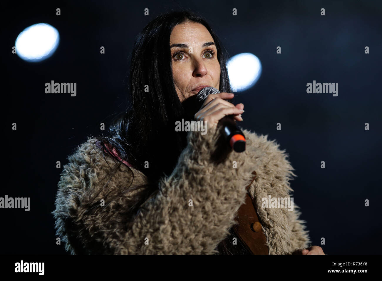 CALABASAS, LOS ANGELES, CA, USA - Décembre 02 : L'actrice Demi Moore parle sur scène à l'unique Amour Festival Malibu Concert bénéfice pour Woolsey Fire Reco Banque D'Images