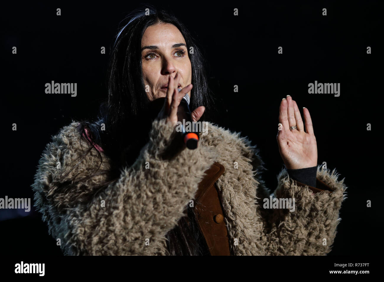 CALABASAS, LOS ANGELES, CA, USA - Décembre 02 : L'actrice Demi Moore parle sur scène à l'unique Amour Festival Malibu Concert bénéfice pour Woolsey Fire Reco Banque D'Images