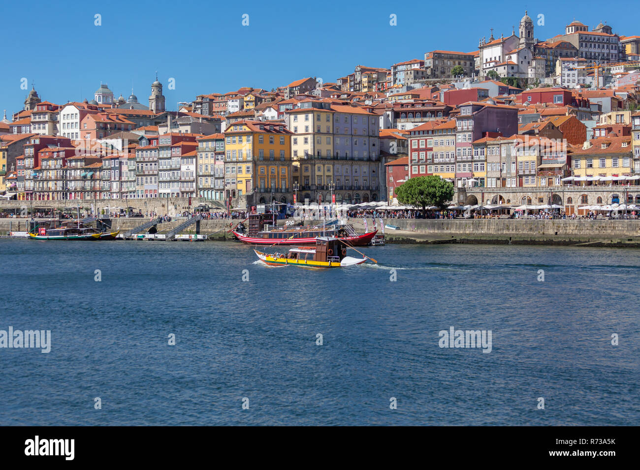 Porto/Portugal - 10/02/2018 : vue sur le fleuve Douro, avec bateau de plaisance à voile, pour les visites touristiques Banque D'Images