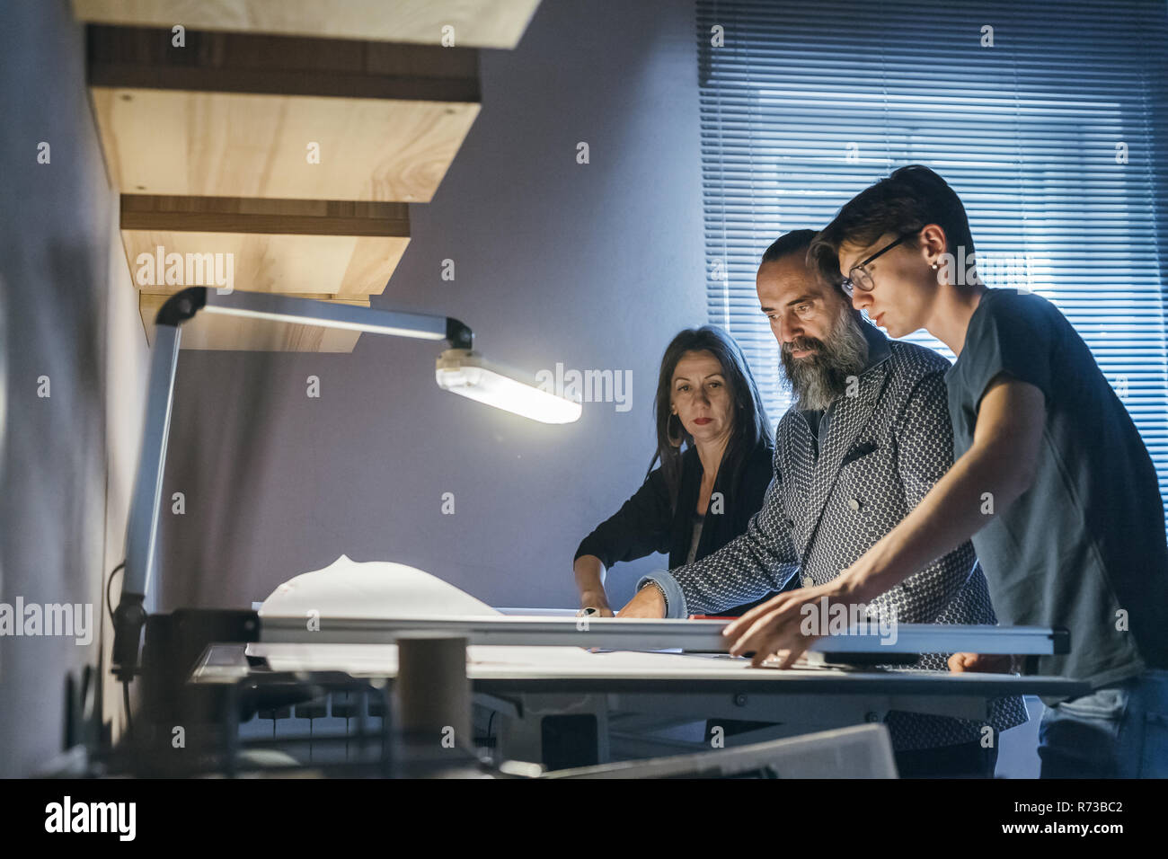Travailler avec deux fils in home office Banque D'Images