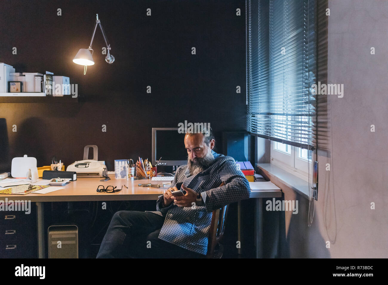 Man at desk Banque D'Images