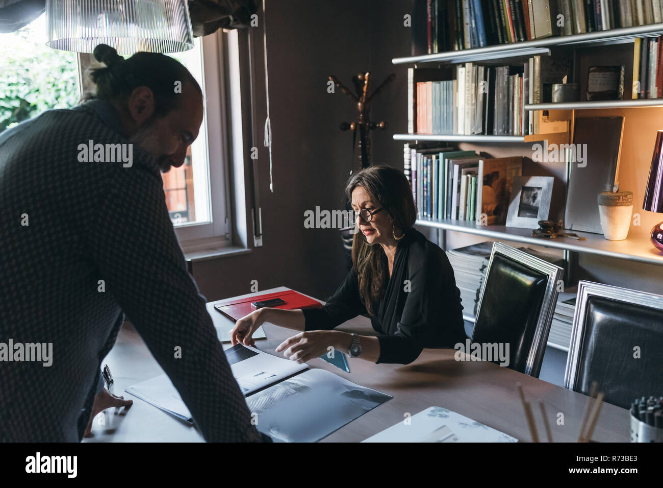 Couple working in office Banque D'Images