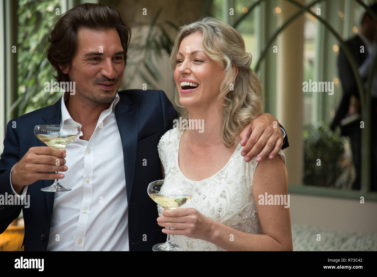 Jeunes mariés à réception de mariage Banque D'Images