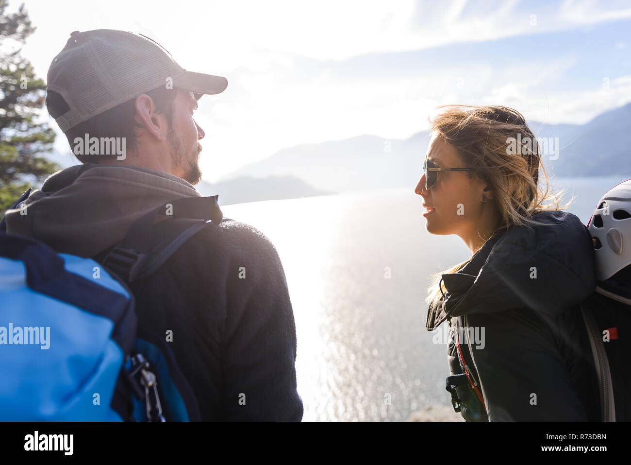 Rock climber couple on Malamute, Squamish, Canada Banque D'Images
