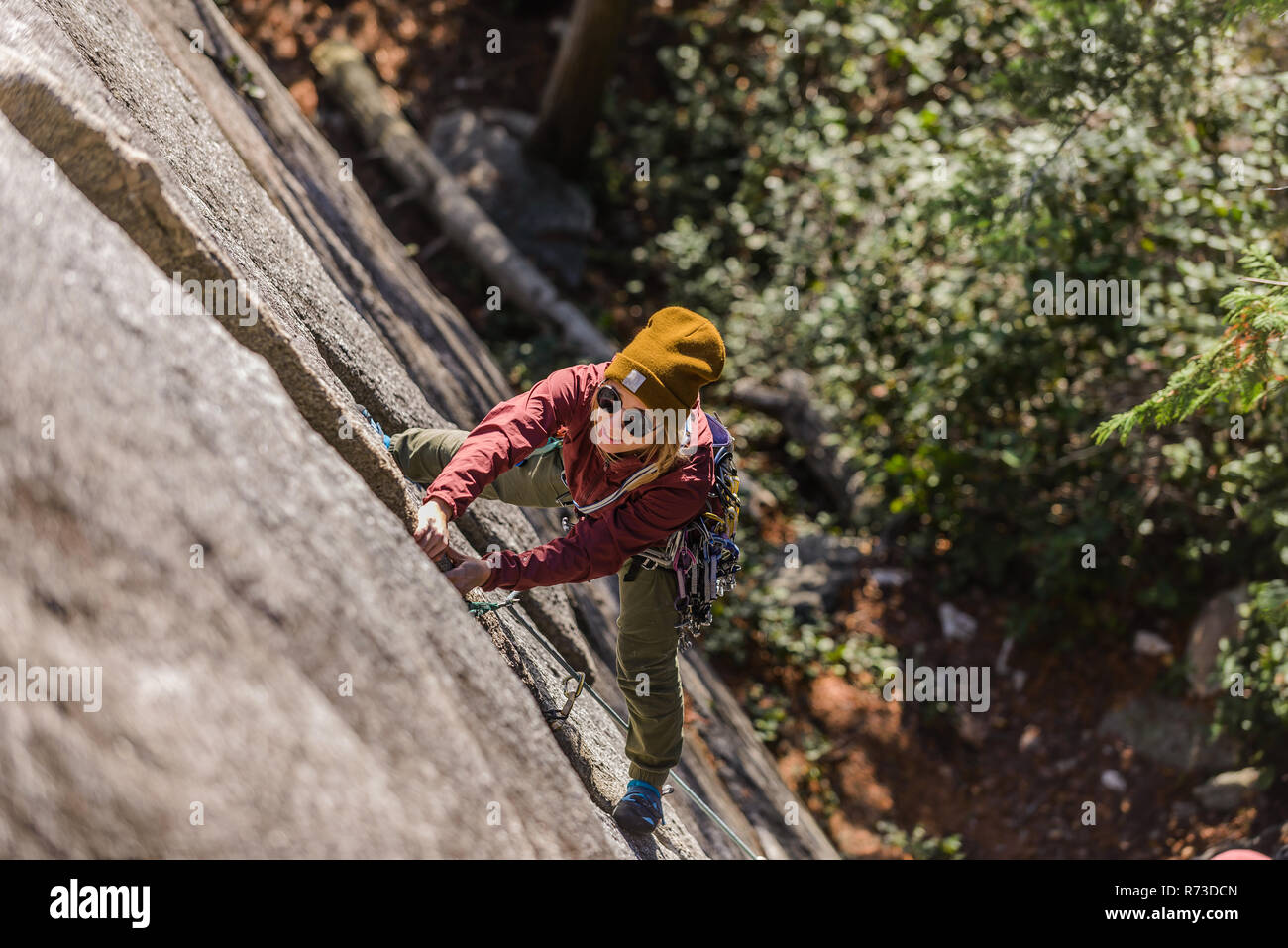 La préhension des grimpeurs sur les fissures, Malamute, Squamish, Canada Banque D'Images