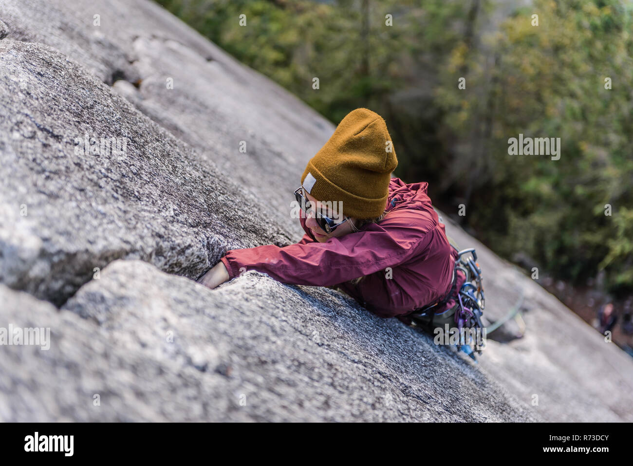 La préhension des grimpeurs sur les fissures, Malamute, Squamish, Canada Banque D'Images