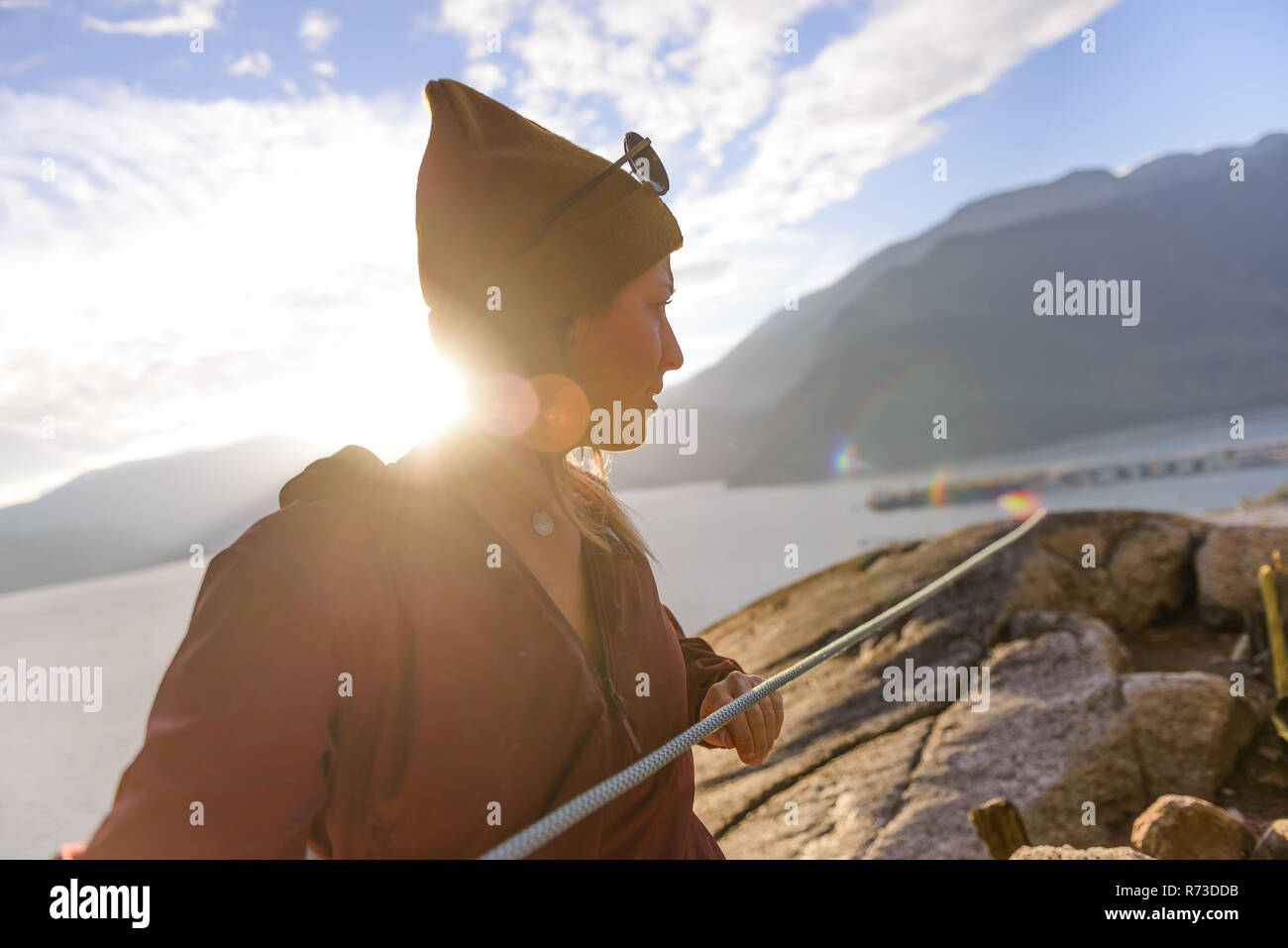 Rock climber utilise le harnais de sécurité de cordes, Malamute, Squamish, Canada Banque D'Images