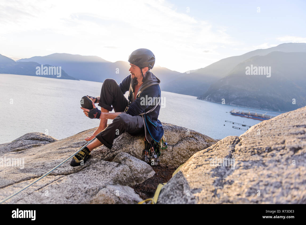 Rock climber sur Malamute, Squamish, Canada Banque D'Images