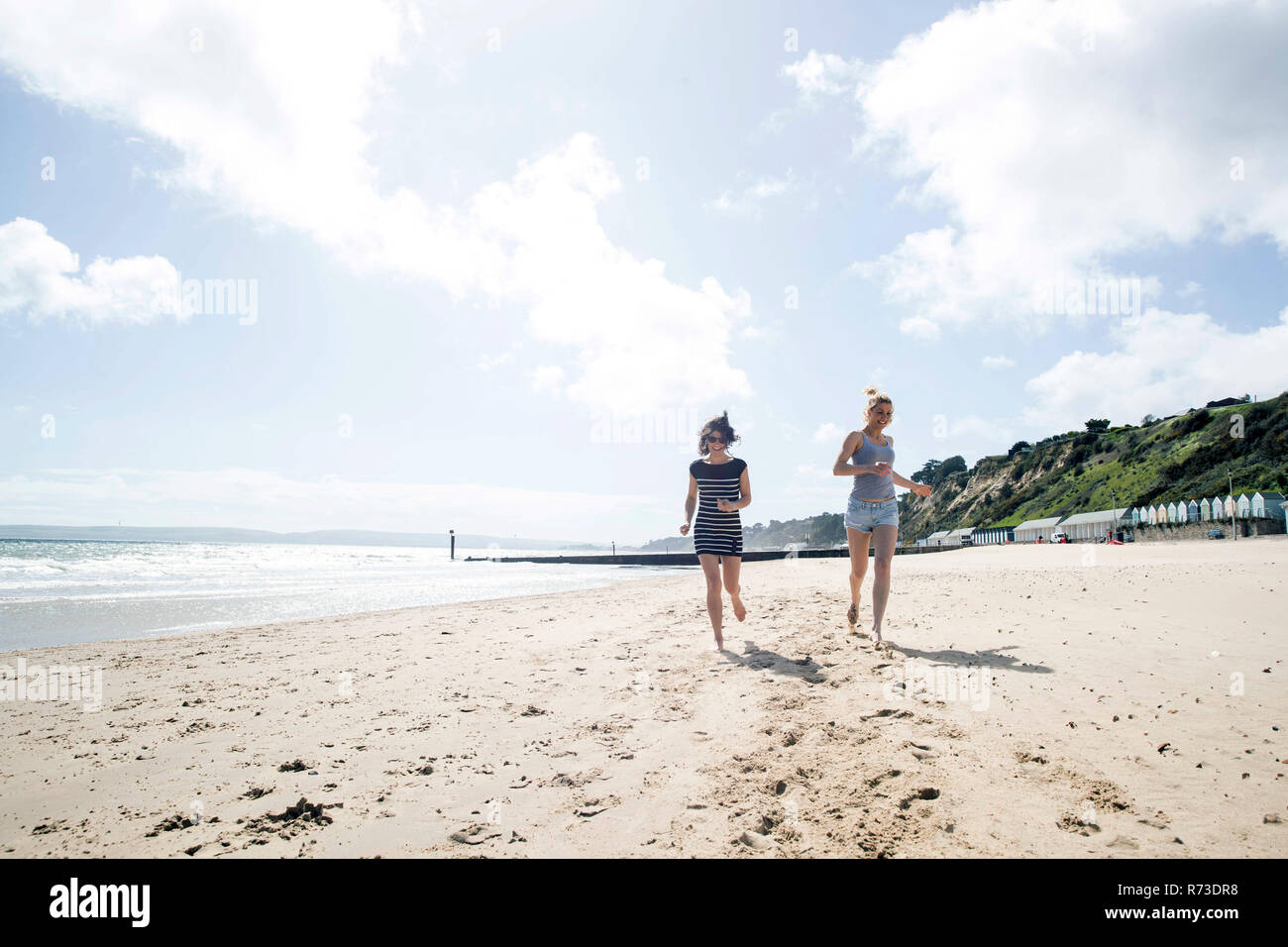 Sœurs s'amusaient sur la plage Banque D'Images