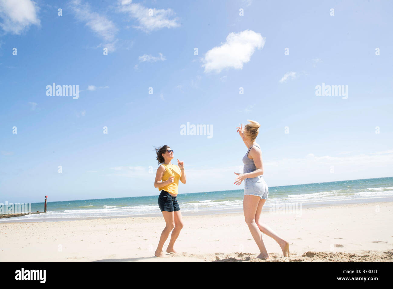 Sœurs s'amusaient sur la plage Banque D'Images