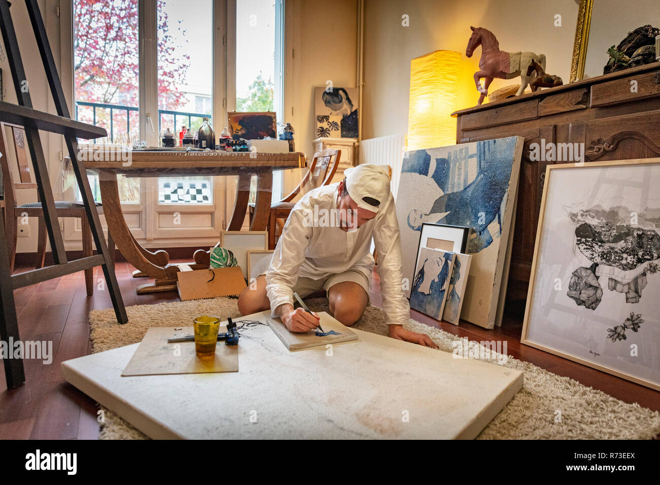 Travail de l'Artiste sur toile en studio Banque D'Images