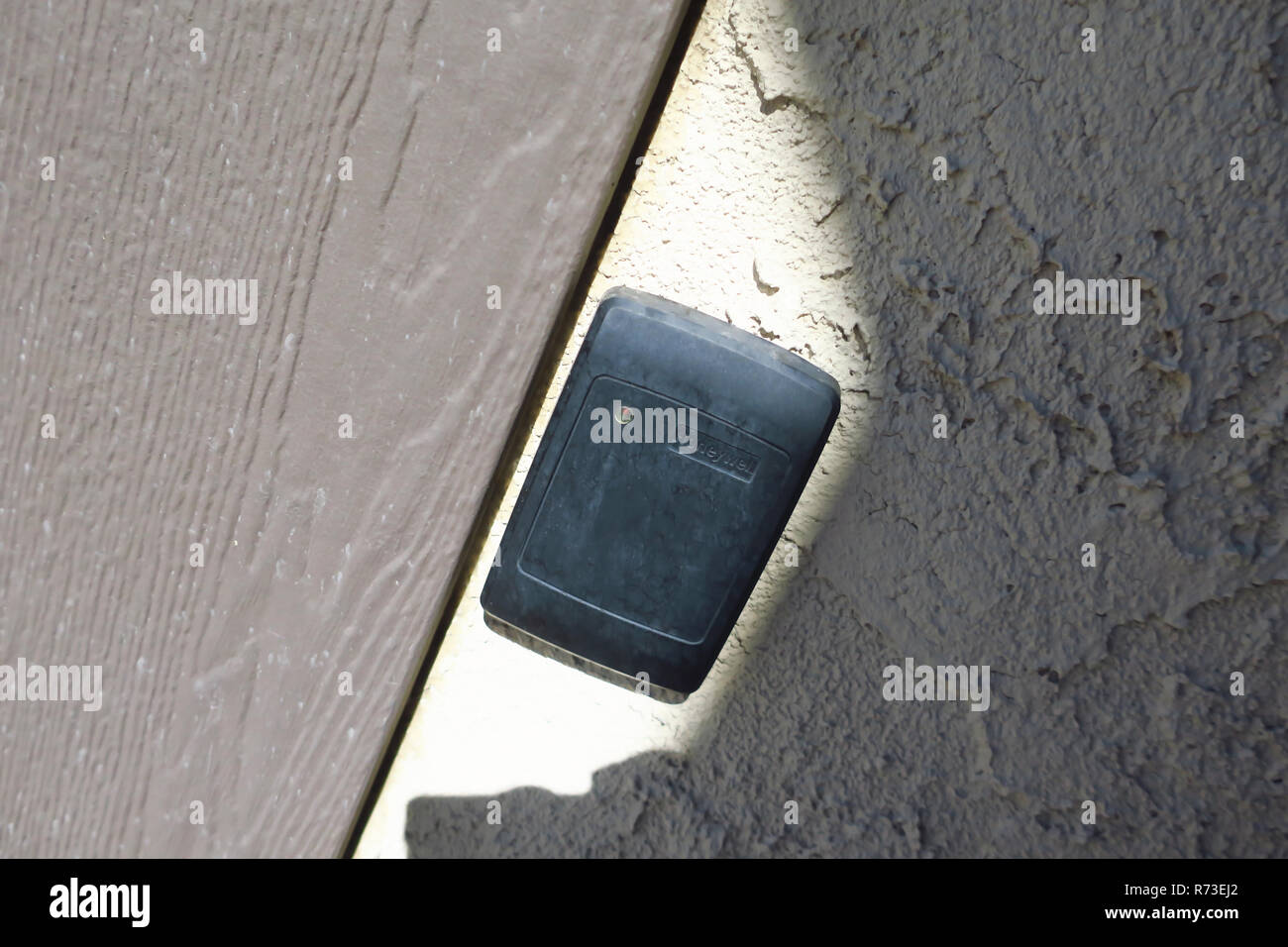 Une carte touchez acess port sur un mur en stuc éclairées par la lumière du soleil. Banque D'Images