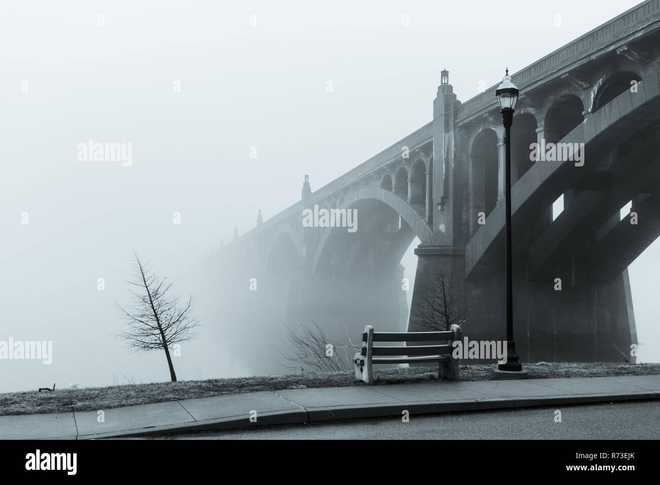 Un brouillard épais couvre la Susquehanna au Veterans Memorial Bridge Banque D'Images