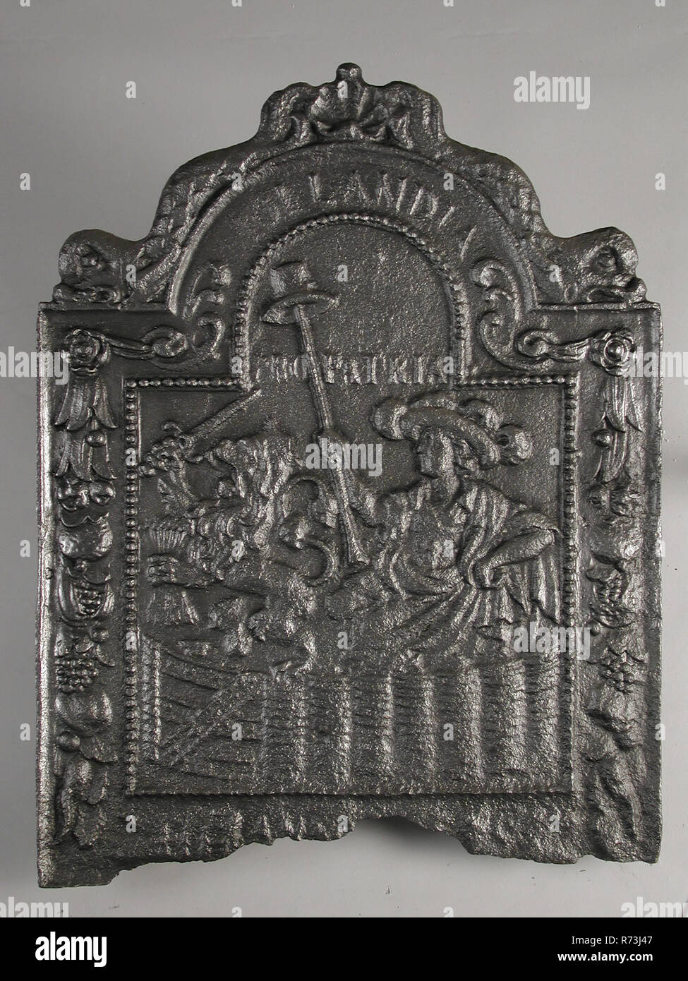 Vierge en néerlandais cheminée jardin, et texte Hollandia Pro Patria, une plaque de cuisson en fonte, plaque rectangulaire en fonte bow en haut. Sur le haut de la coquille flanquée de dauphins autour de large frontière avec le texte et les cintres de fruits entre le châssis et le collier de perle. Au milieu de la séance vierge néerlandais avec la main droite holding hat sur stick. À côté d'elle le lion hollandais à l'épée et flèches ensemble la Vierge et le lion sont en clôture de bois tressé la soi-disant 'jardin' Top : HOLLANDIA ; sous PRO PATRIA ; bas ANN [O] 1667 Banque D'Images